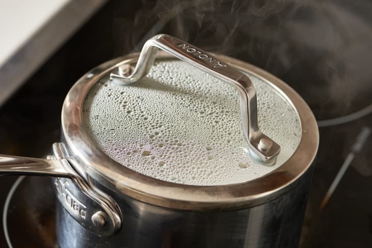 Depiction of the instructions in Method 1: Simmer and steam long-grain white rice. step 4