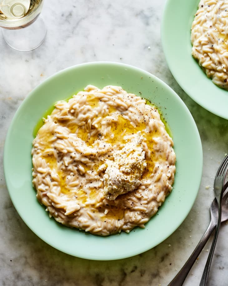 bowls of orzo cacio e pepe at the table