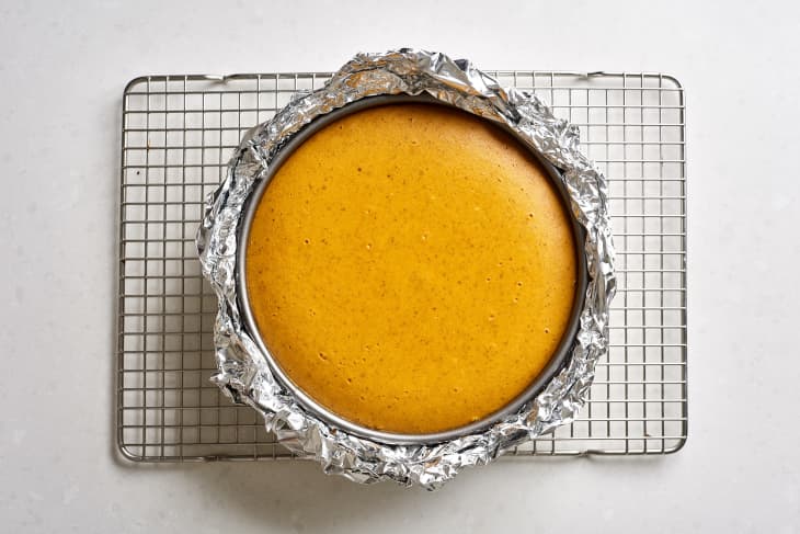 Depiction of the instructions in Bake the cheesecake: step 4