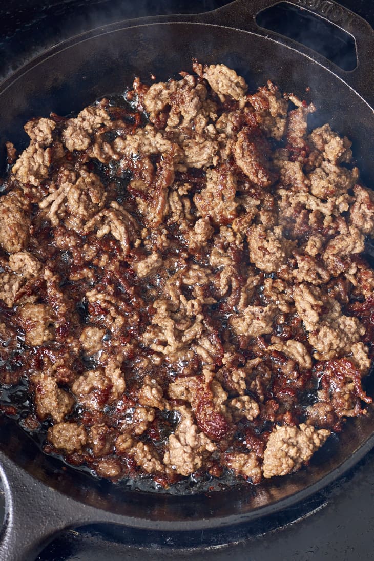 Cooked ground beef in a cast iron pan