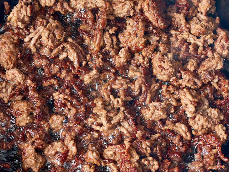 Cooked ground beef in a cast iron pan