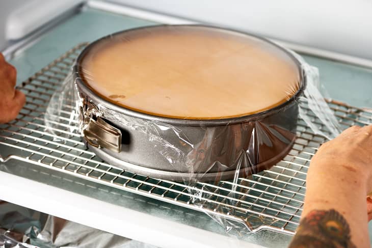 Depiction of the instructions in Refrigerate the cheesecake: step 1