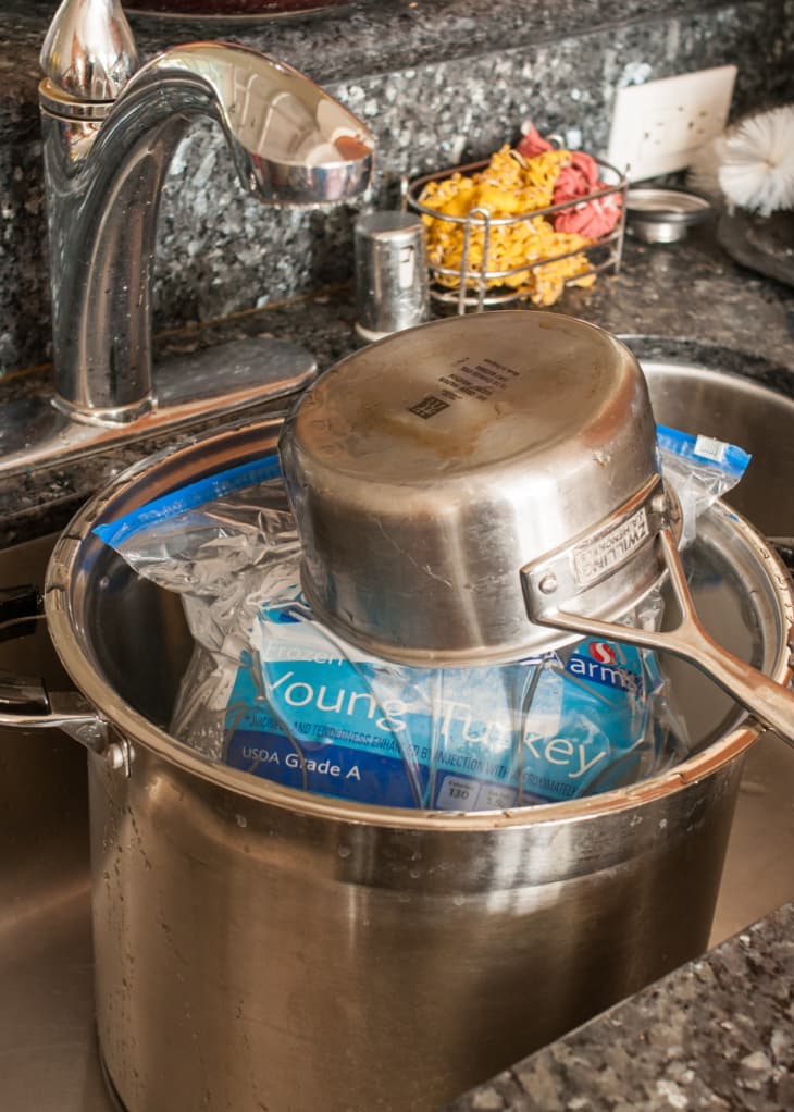 Depiction of the instructions in Method 2: How to Thaw a Turkey in Cold Water step 4