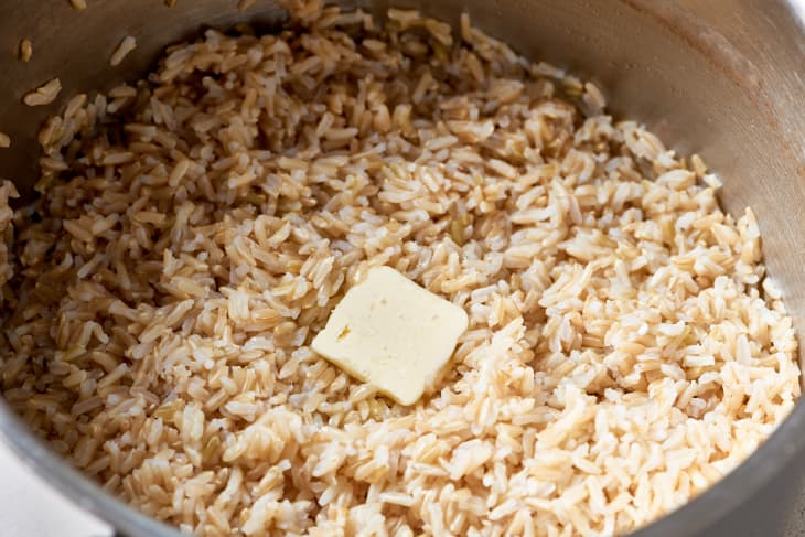 Depiction of the instructions in Method 2: Cook long-grain brown rice like pasta. step 5