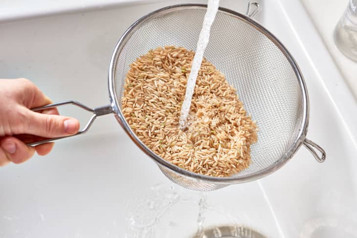 Depiction of the instructions in Method 2: Cook long-grain brown rice like pasta. step 1