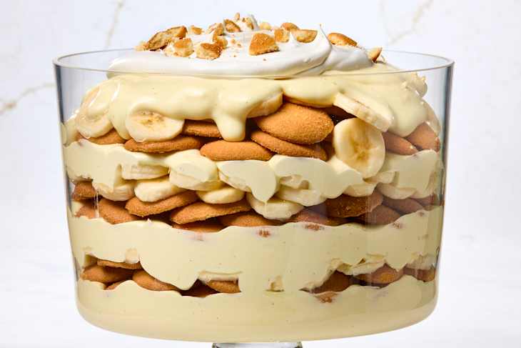 head on shot of banana pudding in a trifle dish with laters of nilla wafers and banana slices