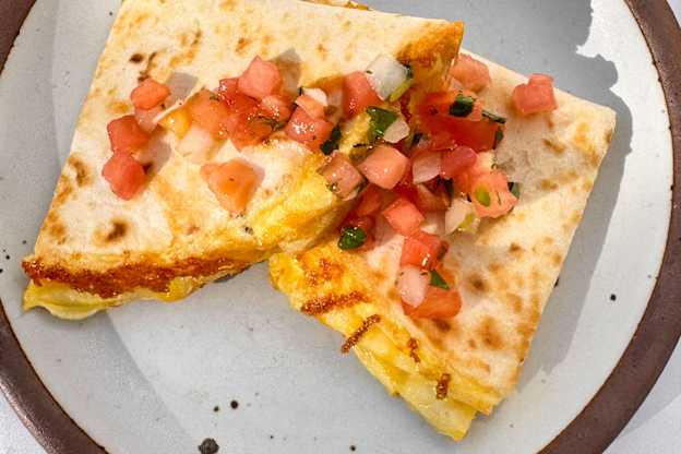 Jennifer Aniston’s Scrambled Egg Hack Is “Delicious” — Now I’m Making It Every Morning