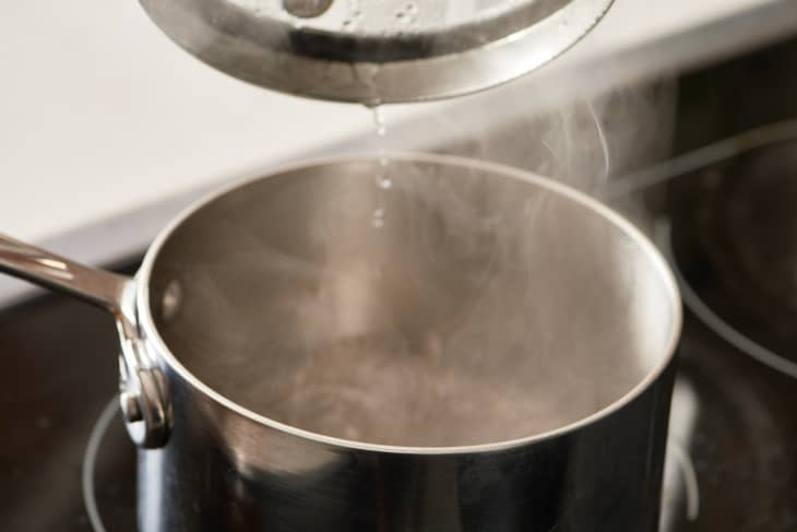 Depiction of the instructions in Method 1: Simmer and steam long-grain white rice. step 2