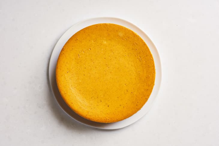 Depiction of the instructions in Refrigerate the cheesecake: step 2