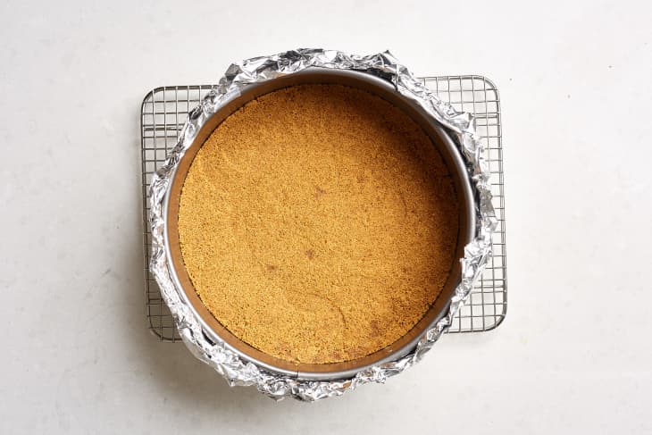 Depiction of the instructions in Make the crust: step 2