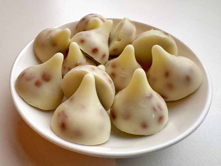 Bowl of unwrapped Hershey's Snickerdoodle Kisses